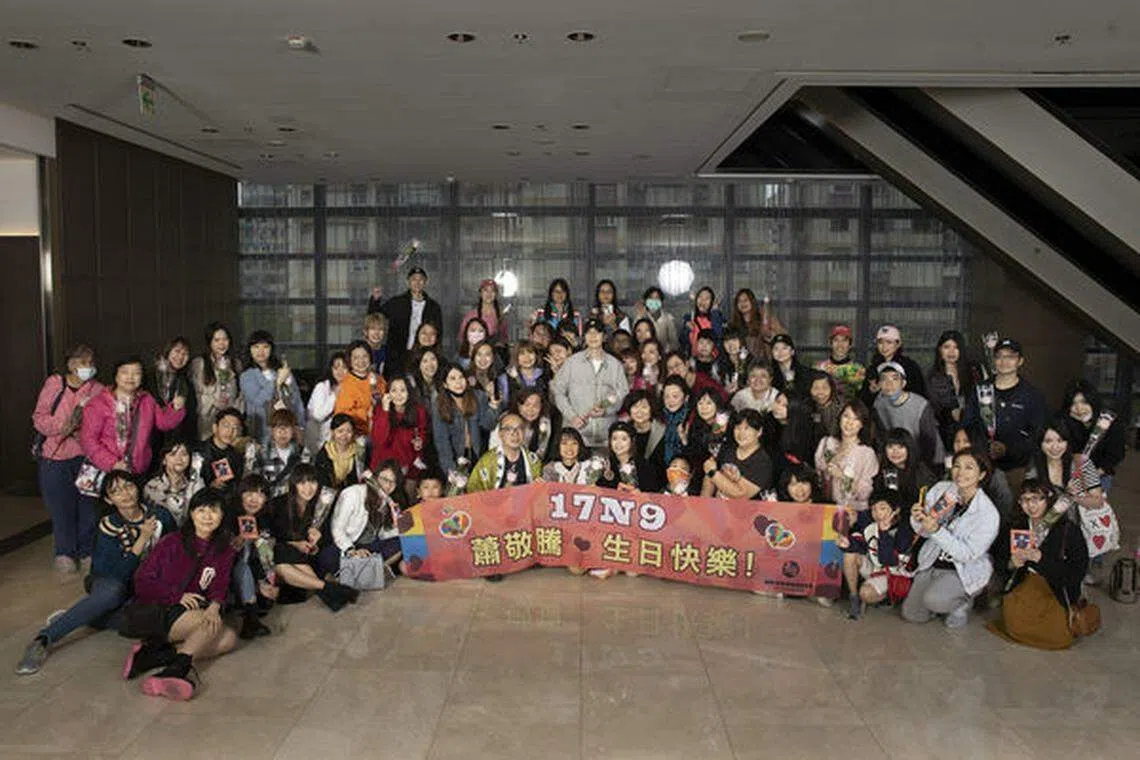 萧敬腾与粉丝提前庆祝生日。（互联网）