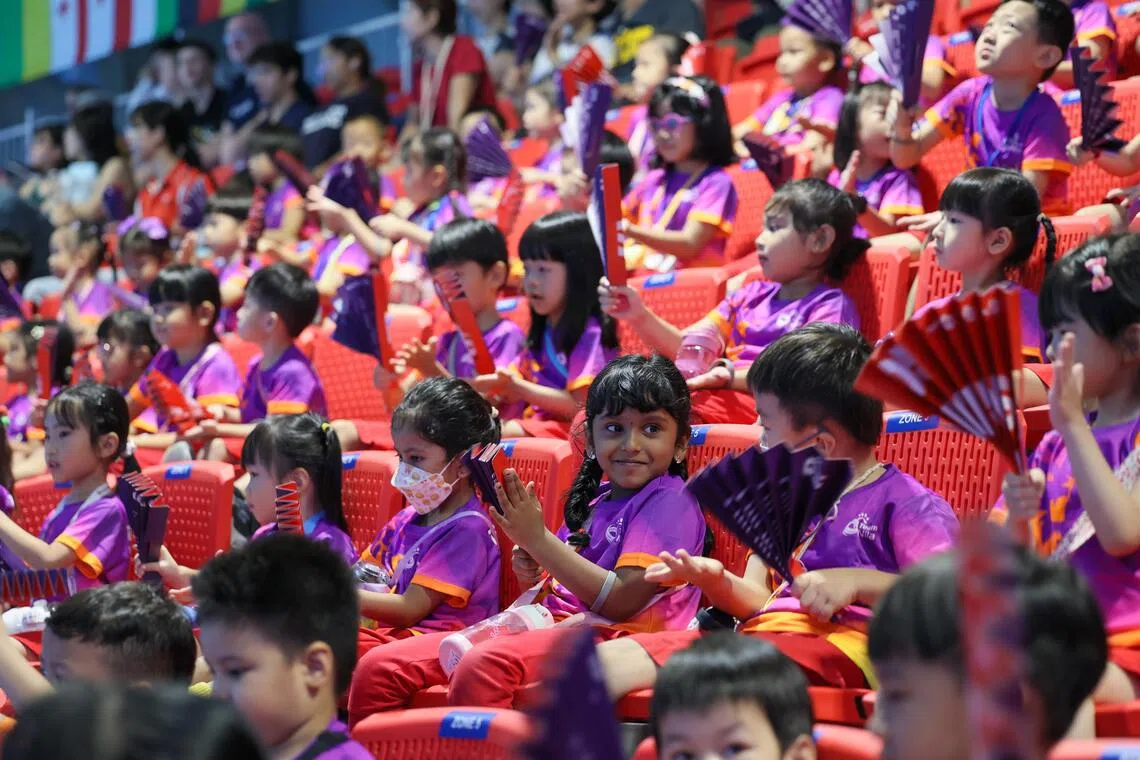 水上运动世锦赛期间，Sparkletots学前教育中心的“小尼拉”成员们来到世锦馆，为健儿们加油鼓掌。未来，小朋友们有希望成长为尼拉团队的新生力量。（张俊杰摄）