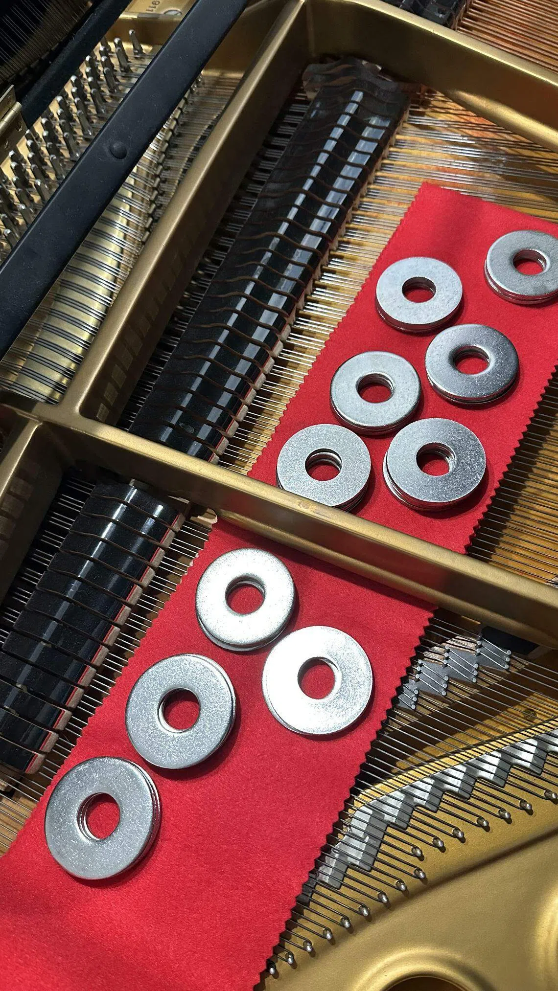 音乐会上使用的装置钢琴，通过置放厚重的金属圈，改变钢琴的音色。（林恒悦提供）