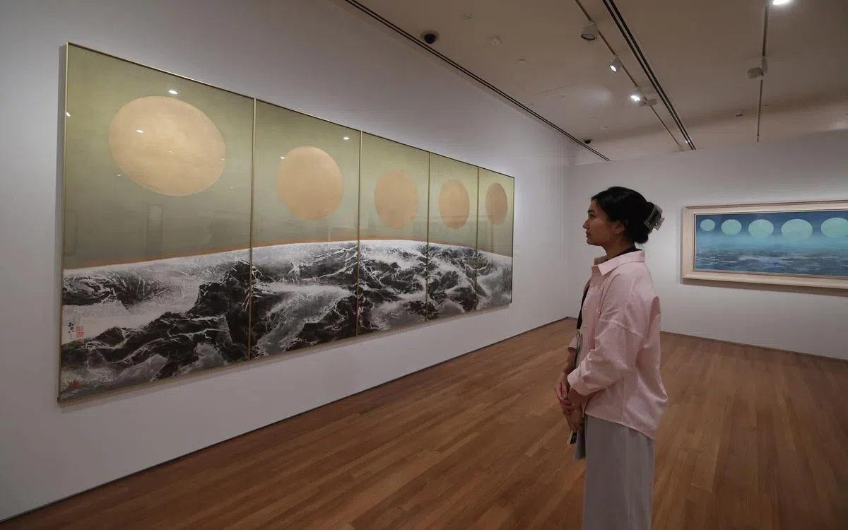“地球何许”展出刘国松1960年代末至1970年代初的一系列“太空画”。（唐家鸿／摄）