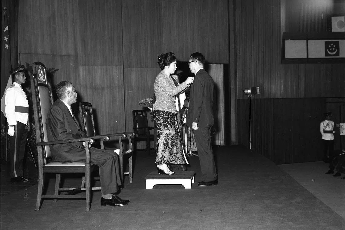 1967年度国家勋章授勋仪式于1968年8月13日在新加坡大会堂举行。新加坡首任总统尤索夫伊萨的夫人艾莎（中）代表总统主持颁赐事宜。艾莎颁授卓越服务奖章给经济发展局主席韩瑞生（右一），左为尤索夫。（档案照片）