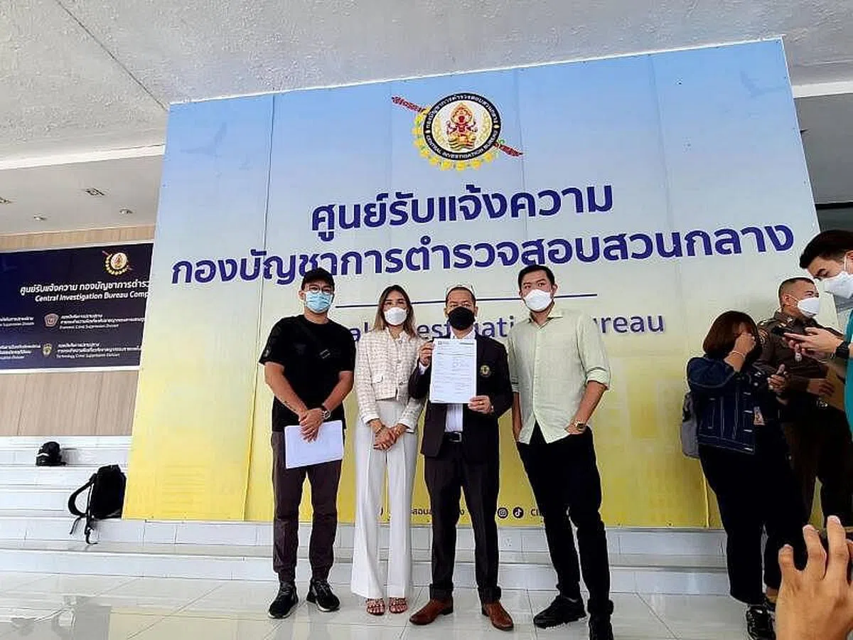 白鸿睿（左）和傅国铨（右一）与妻子本月9日到泰国开记者会。右二为他们的代表律师。（受访者提供）