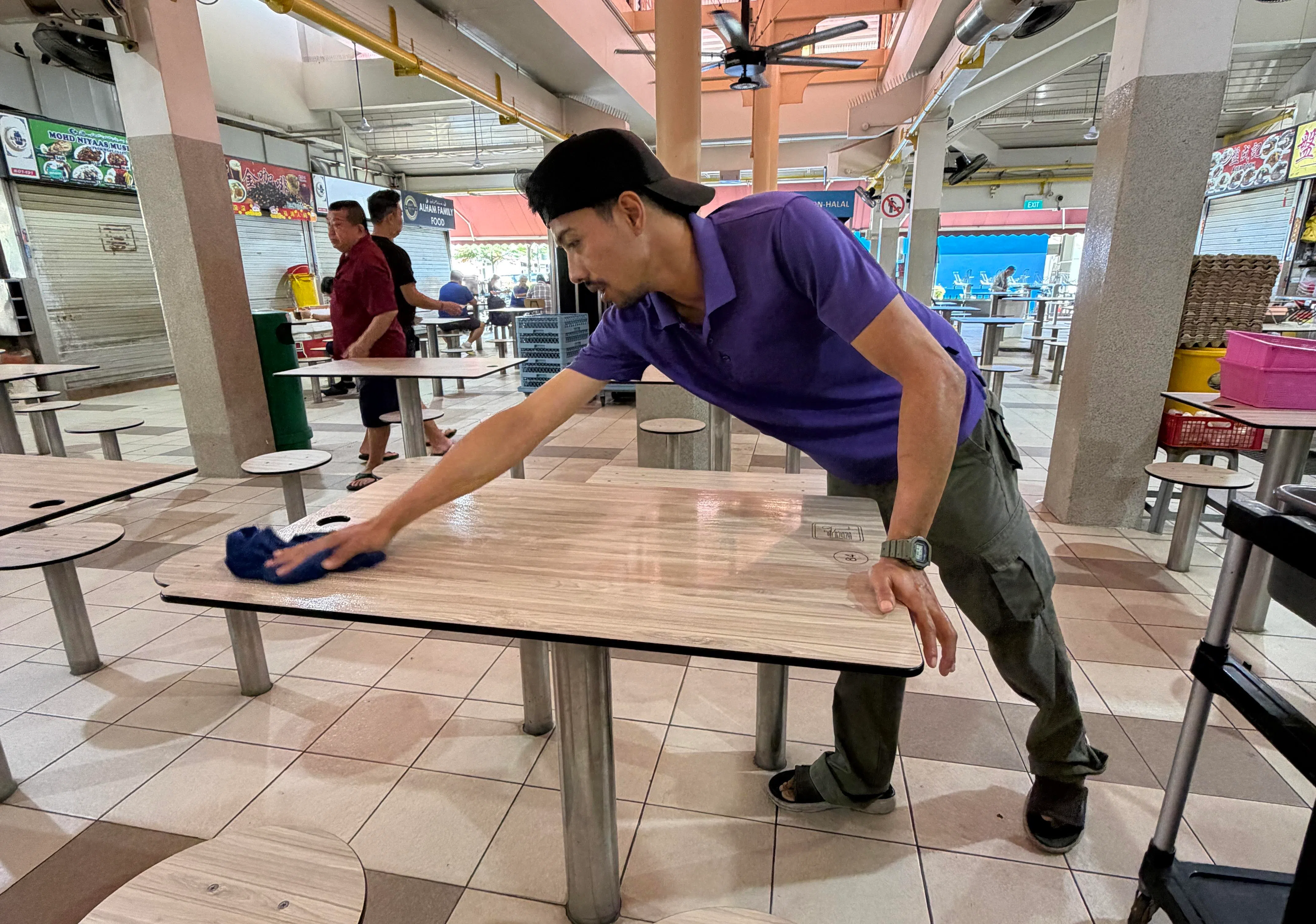 清洁工指擦拭桌子必须使用抹布。（吴依瑾摄）