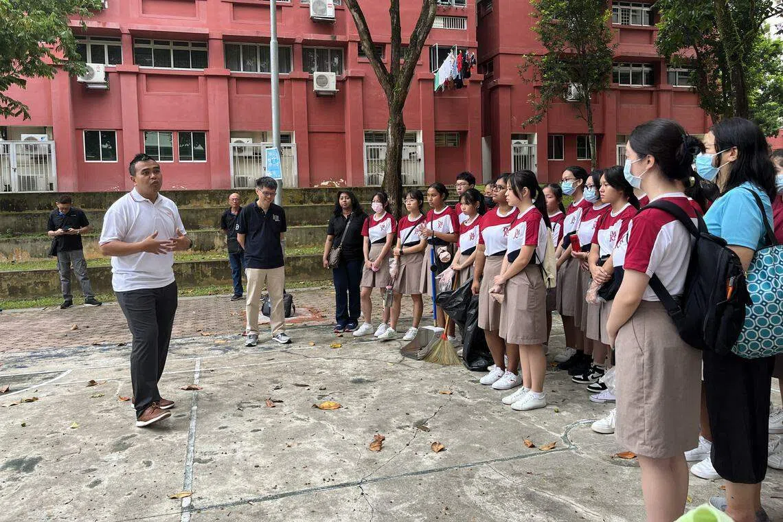 议员沙礼尔（左一）与师生分享新加坡已实行的环保措施。（淡滨尼美廉初级学院提供）