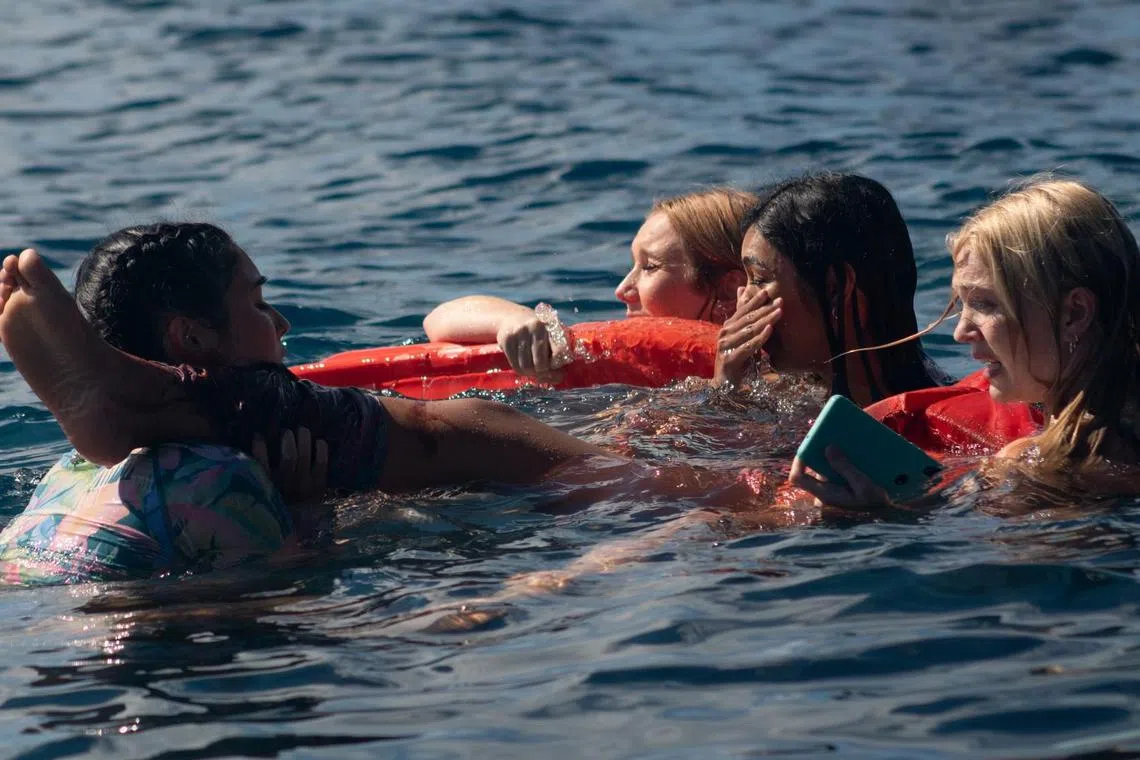 《水中有异》像是电影《伴娘》和《大白鲨》的合体。（邵氏机构提供）