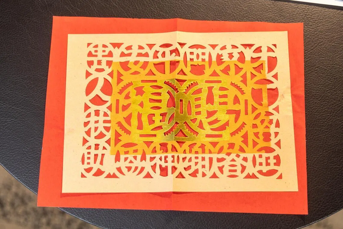 蔡柏轩生于潮州，从小对民俗祭祀感兴趣，他说以前的金纸都是手工剪裁，而非机器压制。（吴先邦摄）