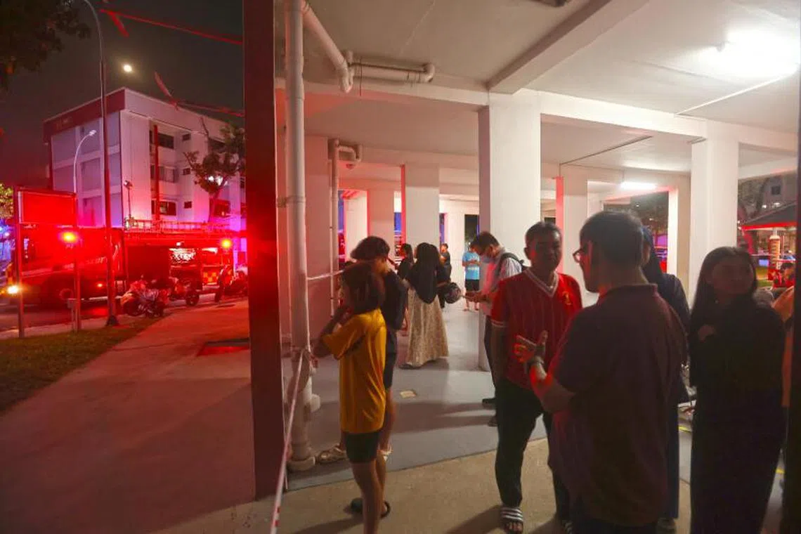 大批居民在火患发生后被疏散到楼下，等待当局进一步通知。（刘启成摄）