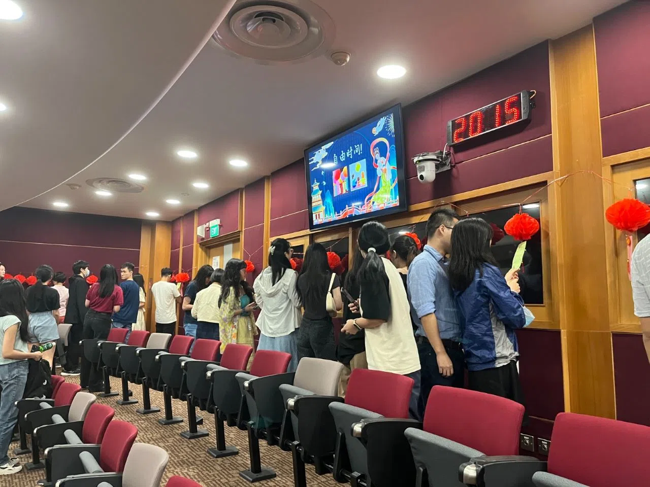  自由活动时，师生到挂着纸条的灯笼前，尽享猜灯谜之乐。（国大中文系提供）