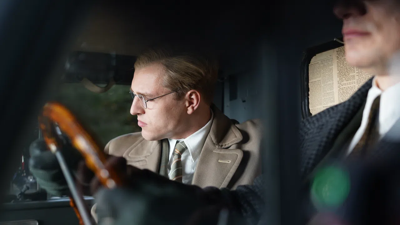 德国演员Jonas Dassler饰演神学家潘霍华。（邵氏机构提供）