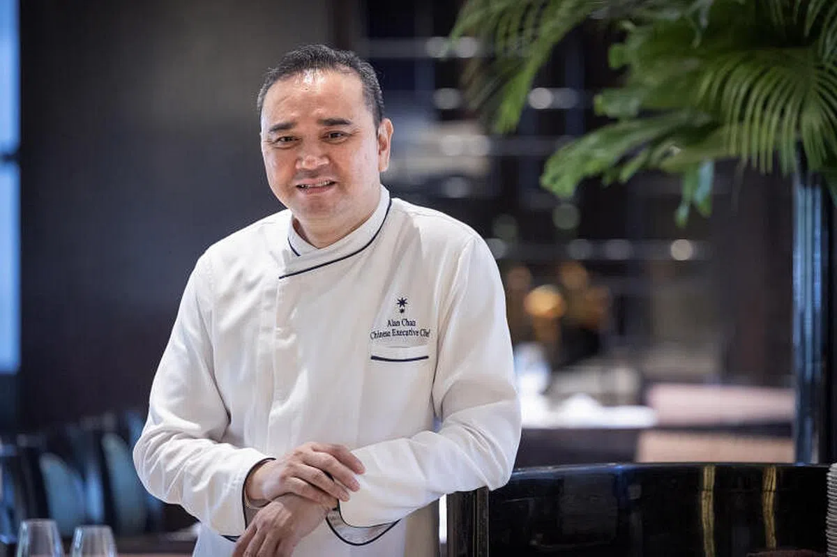 新加坡嘉佩乐酒店中餐馆凯嘉执行主厨陈伟伦，曾在韩国等地的餐馆掌勺，累积丰富的做菜经验。（陈来福摄）