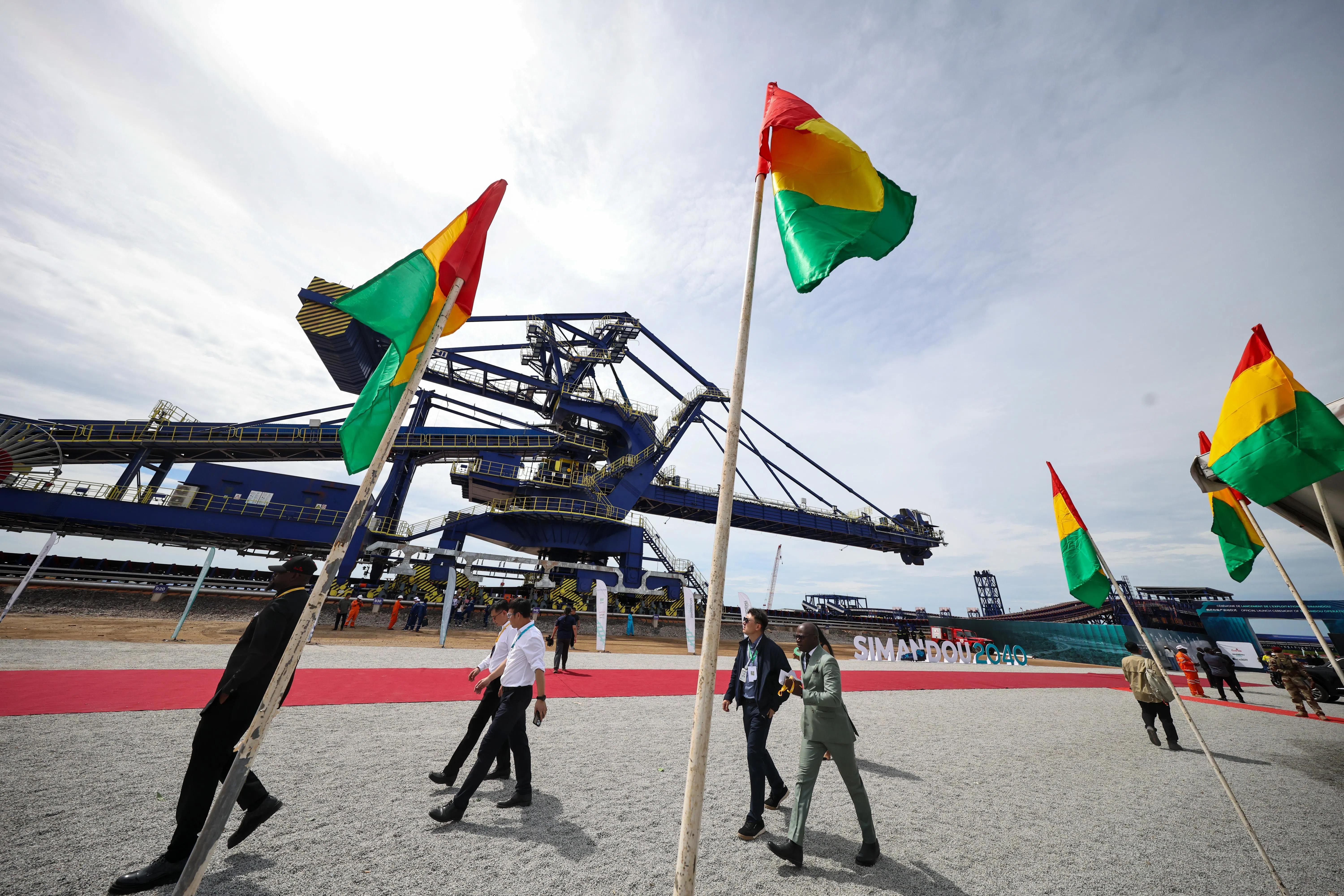 投产仪式在靠近几内亚首都科纳克里的新港口马瑞巴亚港举行，据观察现场有至少600人，不少宾客乘坐快艇抵达现场。（陈渊庄摄）