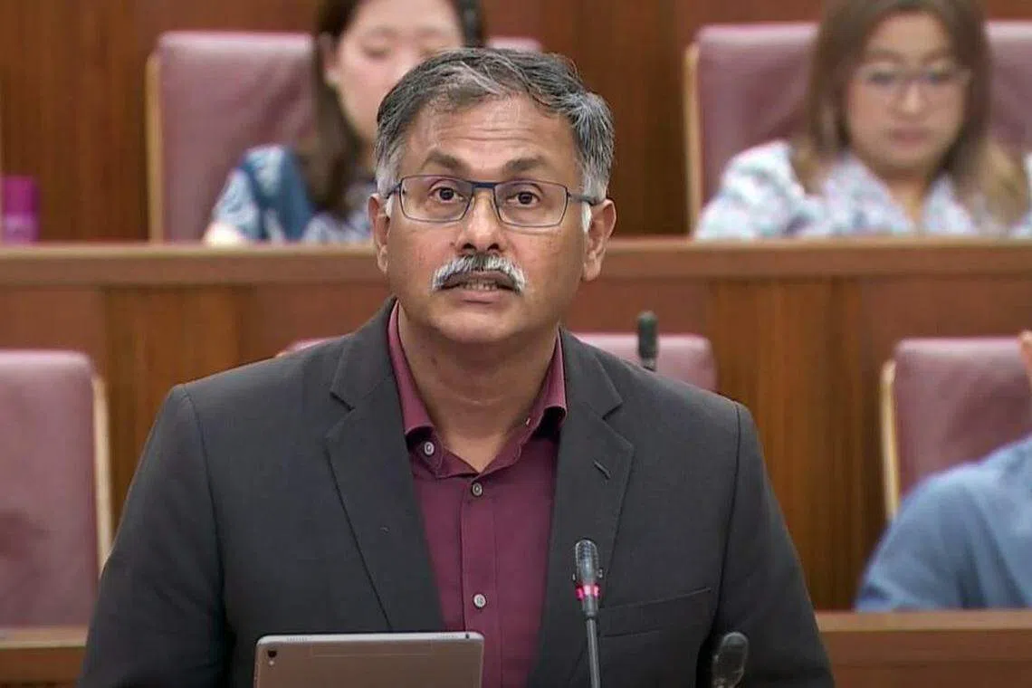 武吉巴督区议员穆仁理星期一宣誓就职为律政部兼交通部政务部长。图为穆仁理去年5月在国会上发言。（档案照片）