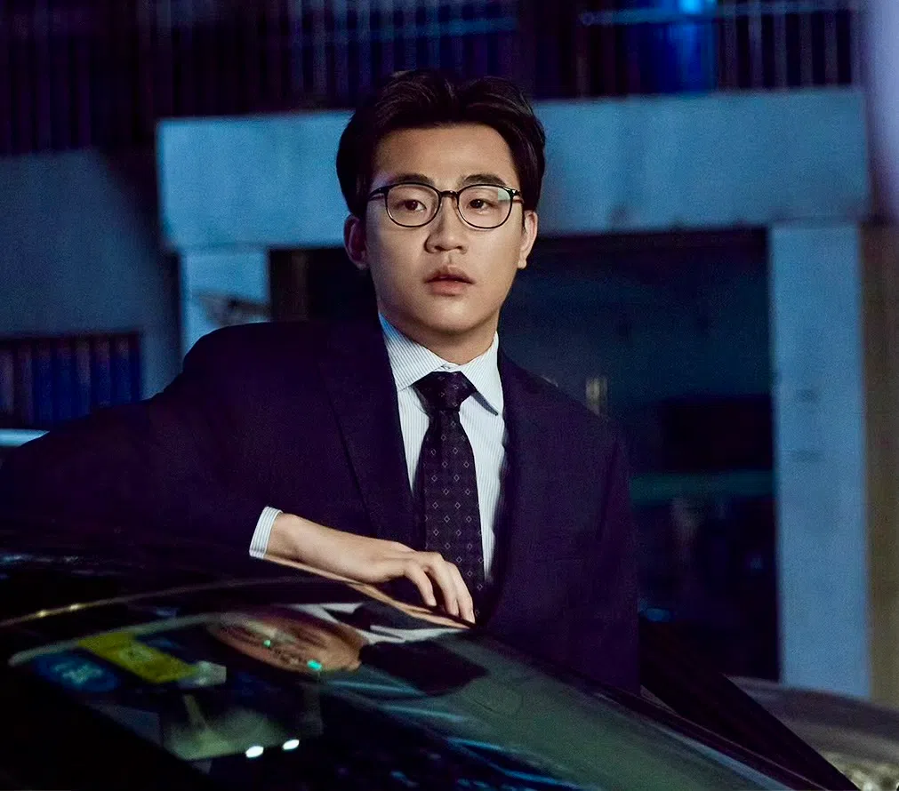 王皓饰演的郑昊初登场时是吴秀雅的“精英男友”，两人在同公司上班，他经常为女友好之名不顾她的意愿，为她安排好一切。（取自剧集微博）