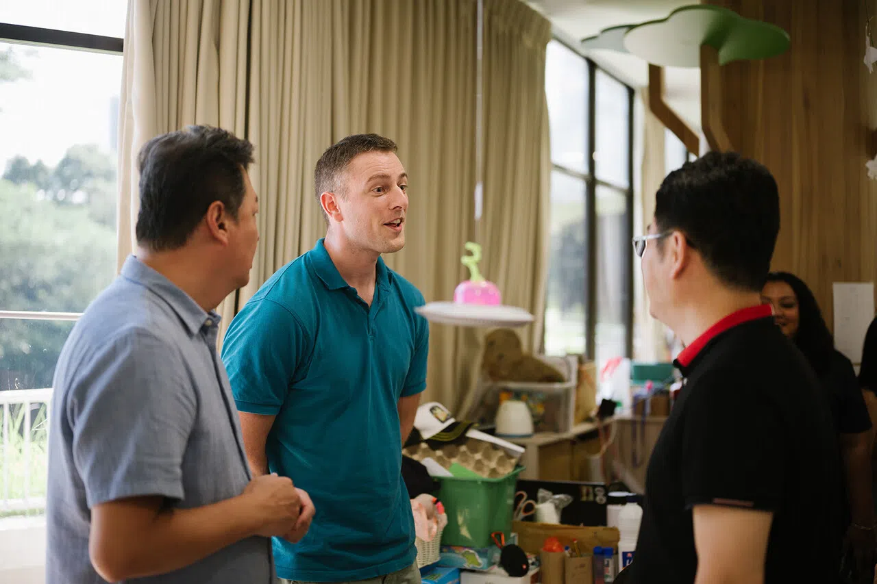Chatsworth PreSchool幼儿园的师资由多元国籍组成。图左二为来自法国的美术老师Antoine在和SDM总经理郑续浩（左一）以及中国人寿新加坡总经理林向阳（前排右）交流。（图/SDM提供）