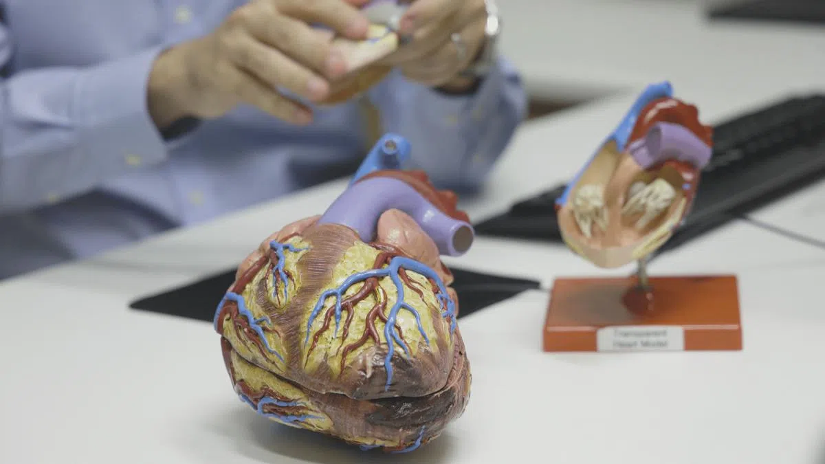 在体内安装辅助器后，江宗永连晚上睡觉都需要插上电源。