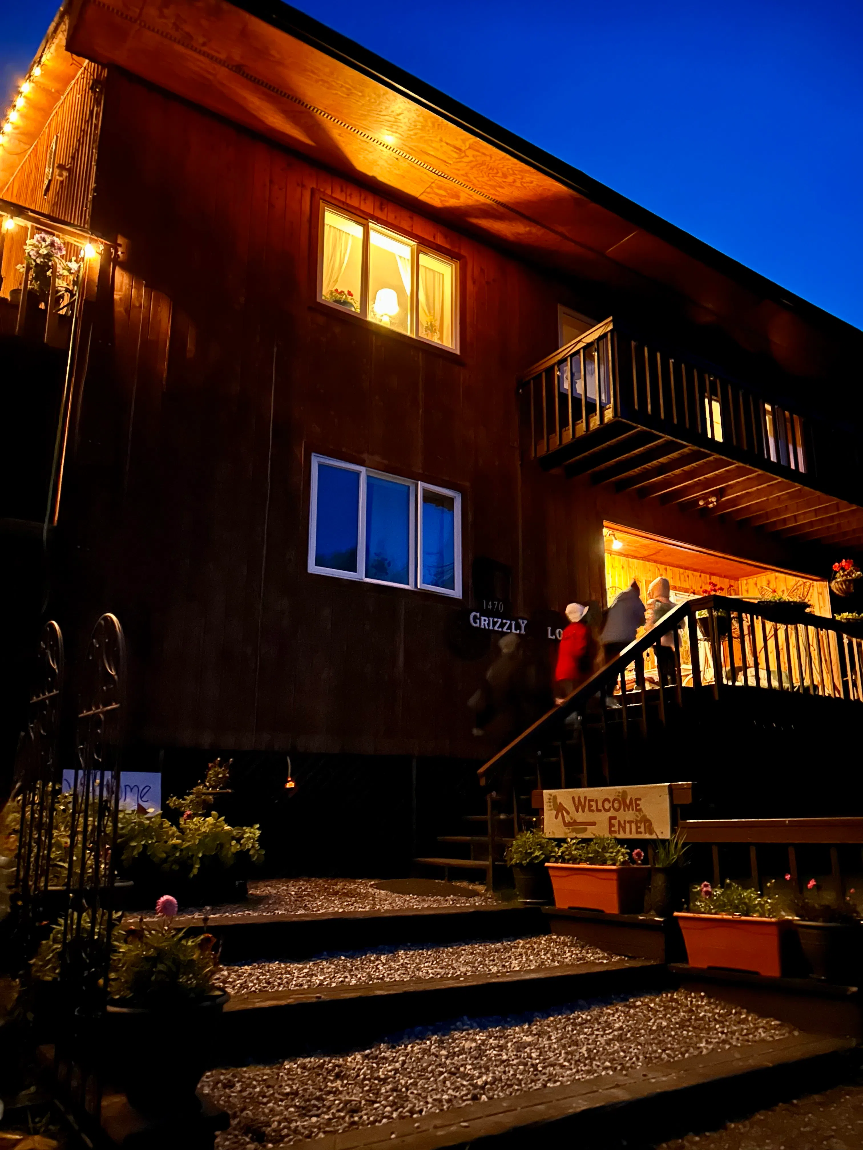 夜晚在北极圈边上的阿拉斯加内陆民宿，守候极光现身。（黄佩卿摄）