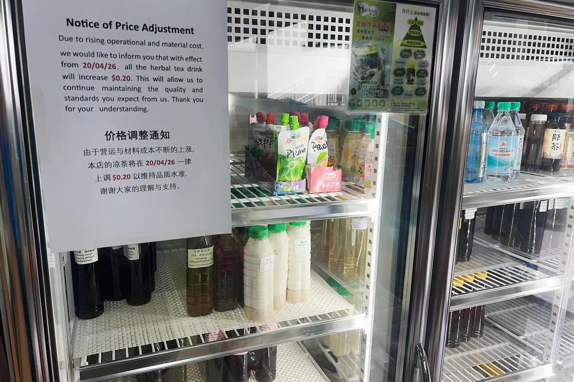 据摄影记者观察，武吉巴督东的凉茶店张贴告示称，由于运营和材料成本持续上涨，从4月20日起，店内售卖的凉茶一律上调2角。（陈渊庄摄）