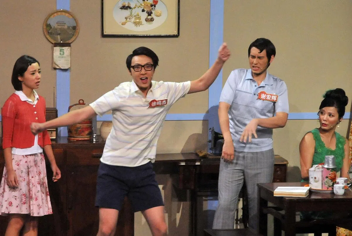 当年22岁的徐鸣杰（左二）是2010年《才华横溢出新秀》的冠军。（档案照）