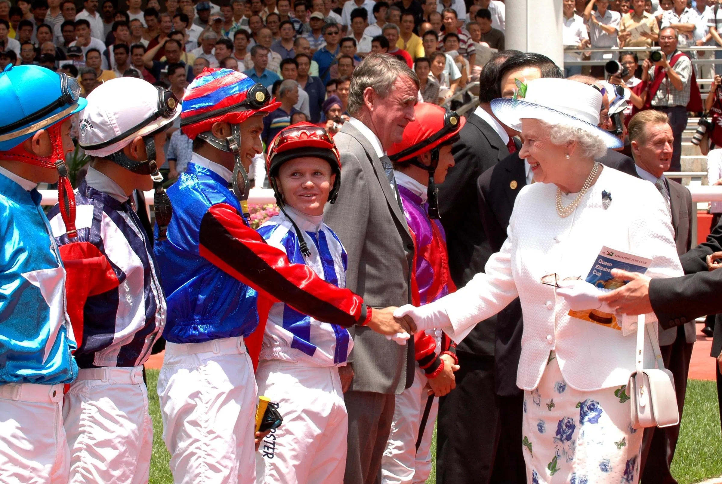 英女王伊丽莎白二世2006年到访克兰芝马场。（新加坡赛马公会提供）