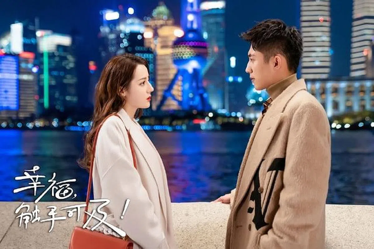 迪丽热巴（左）与黄景瑜合拍《幸福，触手可及》时传出相恋。（互联网） 