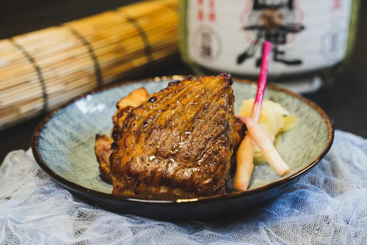 Maguro Brothers味道浓郁的金枪鱼排骨西京烧。（餐馆提供照片）