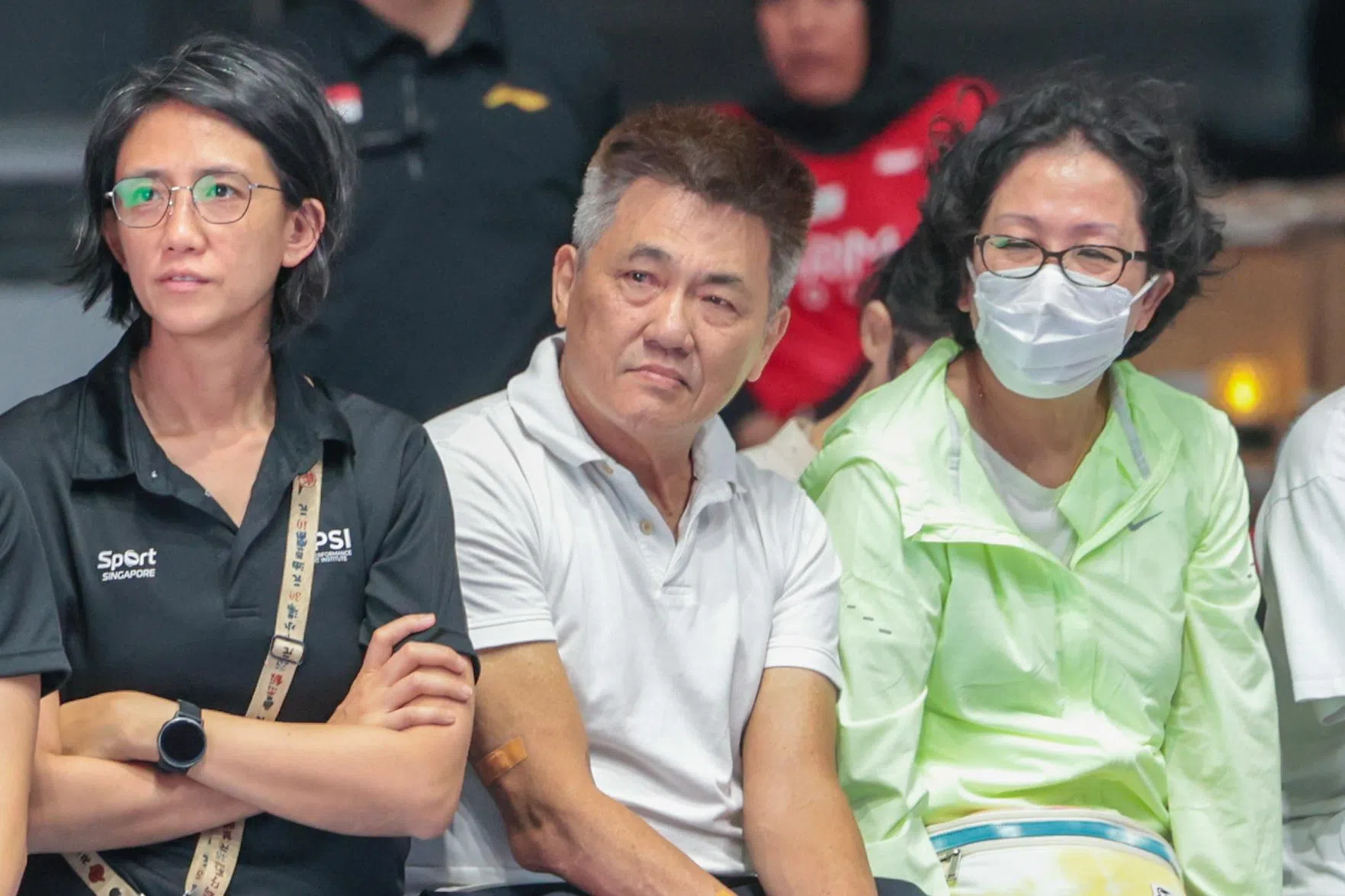 在1983年东运会羽毛球男单夺冠的我国名宿黄循杰（中）也来到揭幕仪式现场。他是我国目前唯一的东运羽毛球男单冠军。（吴先邦摄）