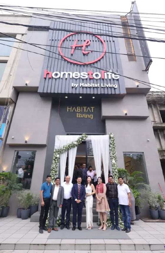 2023年7月，位于新德里Kirti Nagar的HomesToLife门店开幕，新加坡驻印度最高专员黄伟权（左四）与潘美琪（右四）及团队在开幕仪式上合影。（图/HomesToLife提供）