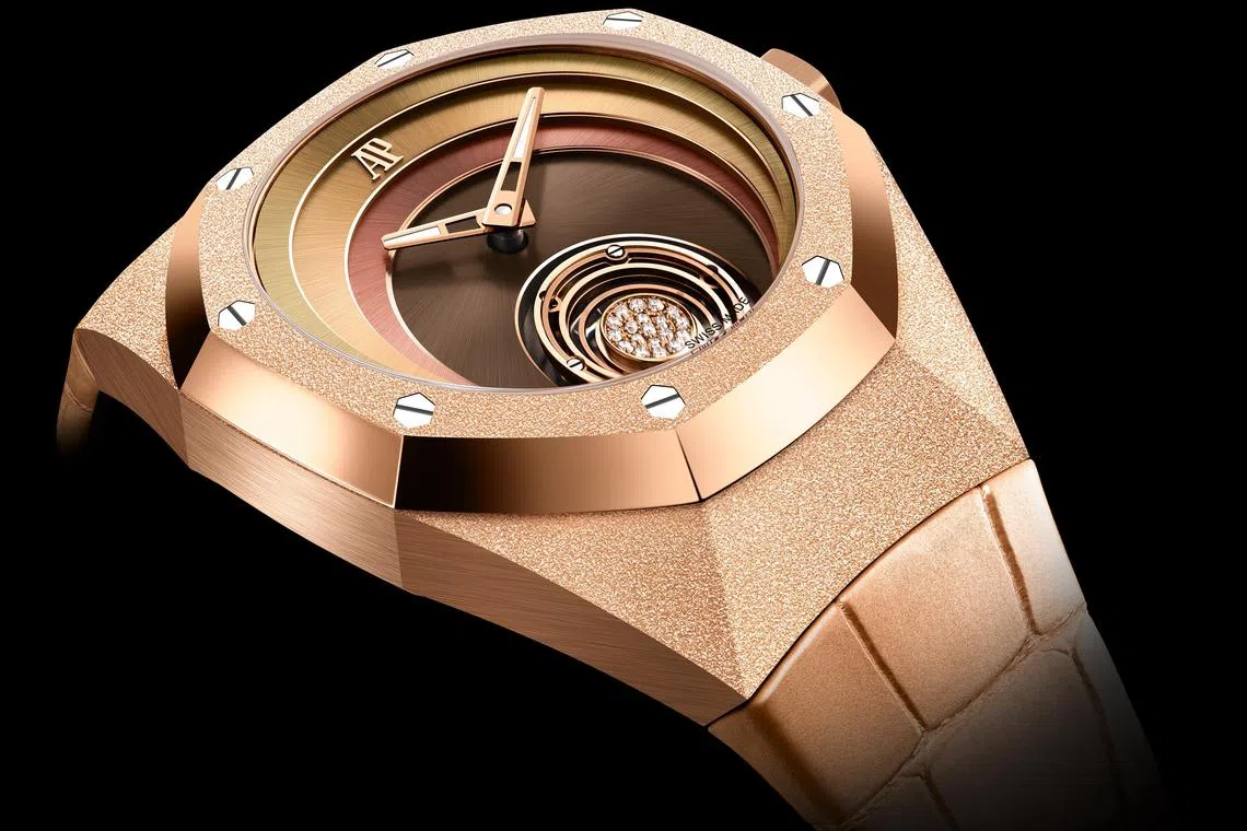 飞行陀飞轮玛拉·拉尔夫腕表每层呈现不同色彩，从中央的棕色、古铜到外围的金色，演绎渐变色调。（爱彼提供）