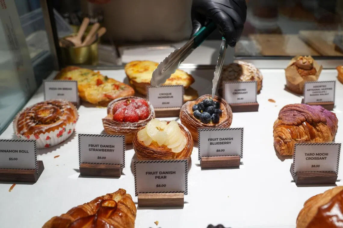 酥皮水果挞受到年轻顾客喜爱。（白艳琳摄）