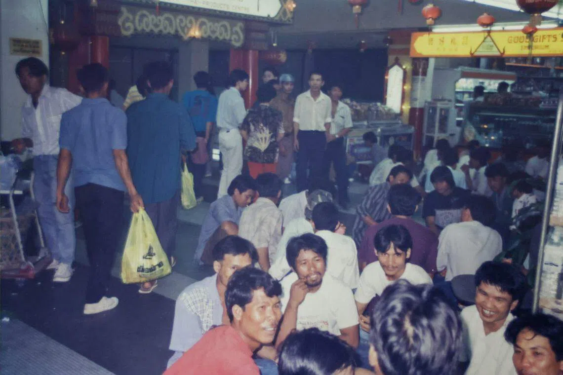 黄金坊犹如泰国客工的第二个家，周末人来人往。（受访者提供）