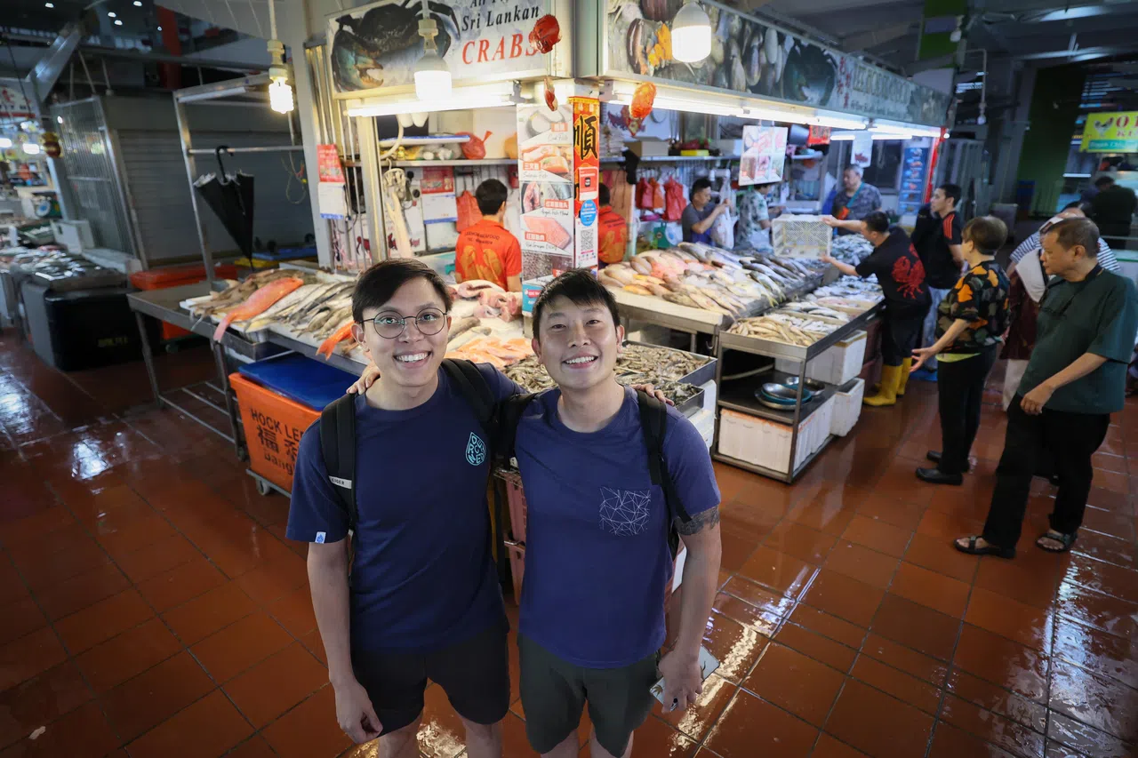 Pasarfish创办人翁忠立（左）和陆勇义以本地巴刹的实地考察为根基，推出鱼类辨识和永续采购指南。（龙国雄摄）
