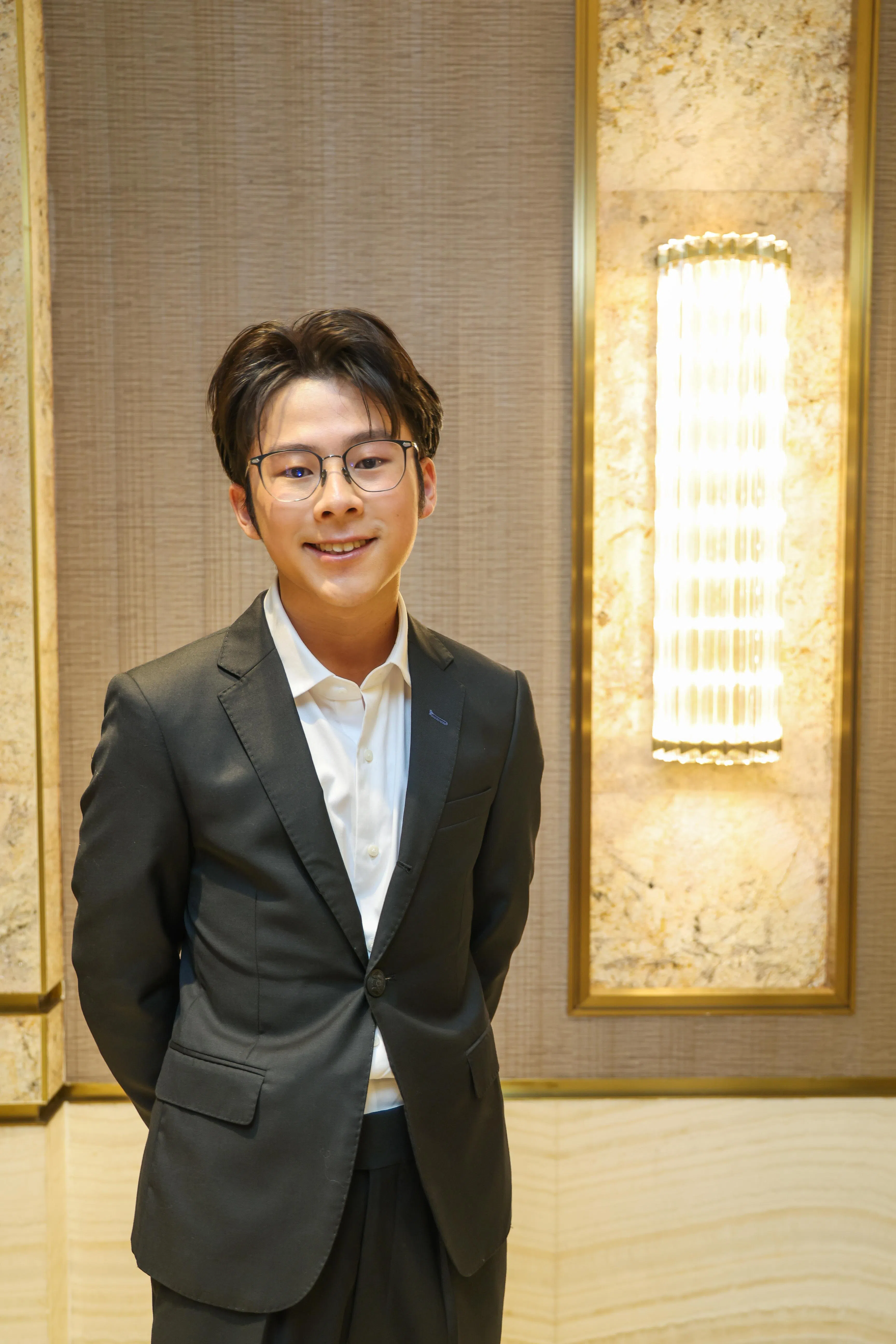 苏文涛无缘得新人奖，但三度代表《爸爸》团队上台代领奖。（白艳琳摄）