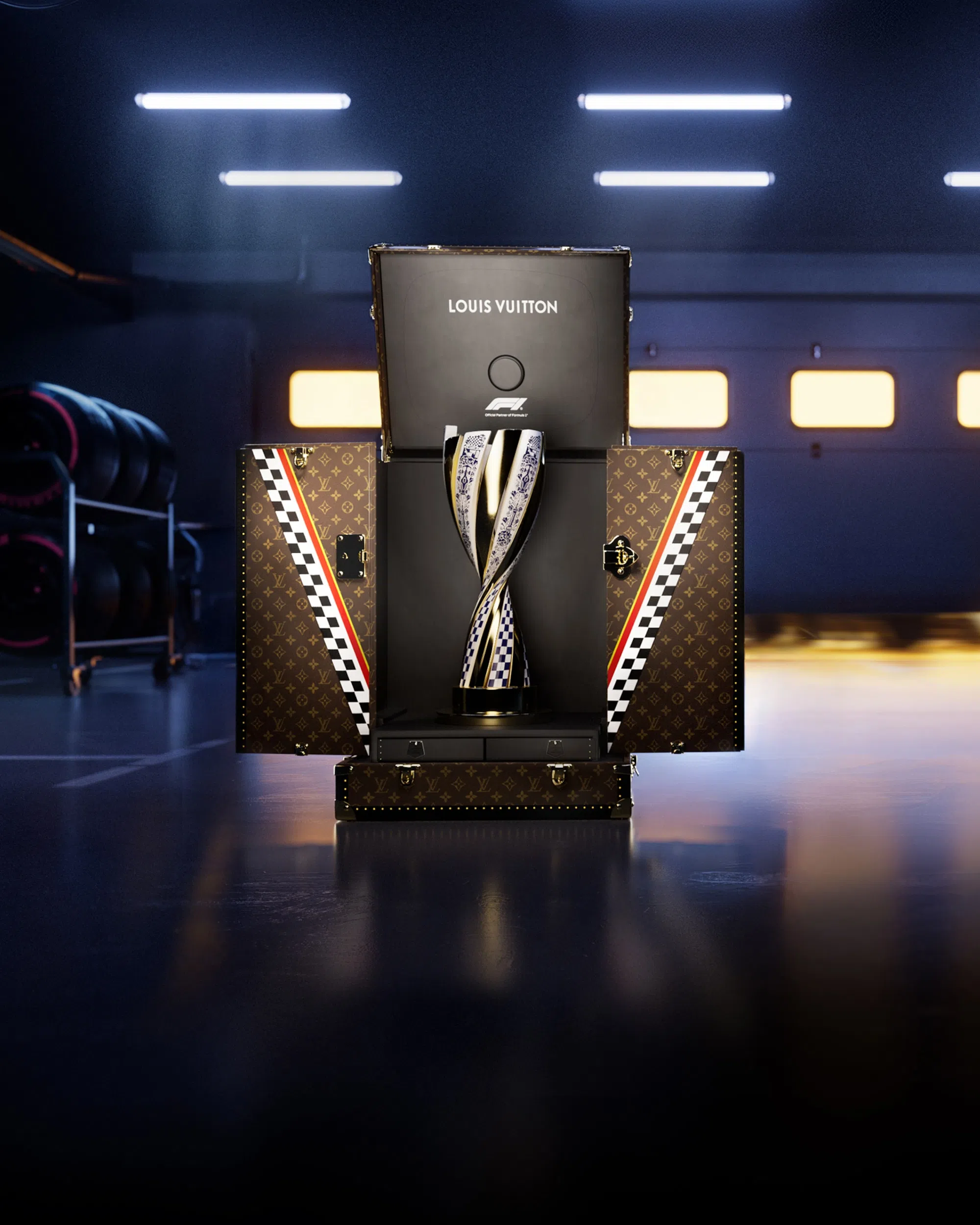 LV与F1签下10年合作协议，首波祭出的是为F1特制的奖杯皮箱。（路易威登提供）