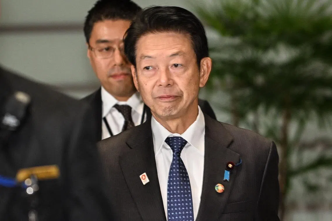 日本经济产业部长武藤容治11月11日抵达东京首相官邸。（法新社）