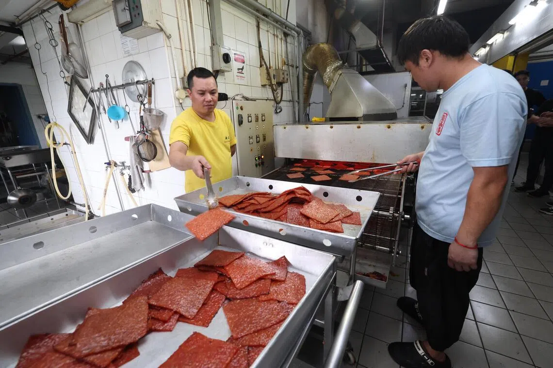 新品香使用的肉干烧烤机，可在发生火患的紧急时刻拆掉排油烟管，阻止火势蔓延。（郑一鸣摄）