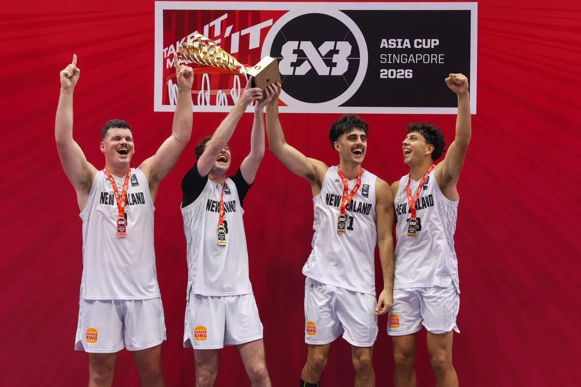 新西兰队在新加坡首次举起亚洲杯的冠军奖杯。 （白艳琳摄）