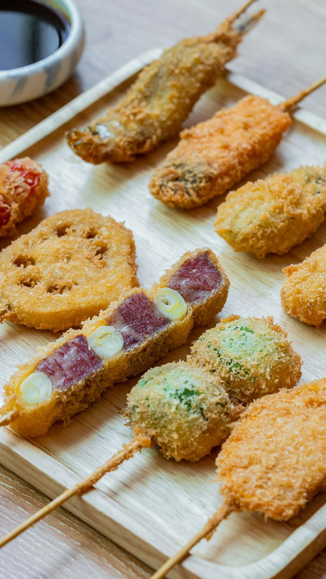 Tonkatsu ENbiton推出猪肉、海鲜和蔬菜炸串。（餐馆提供）