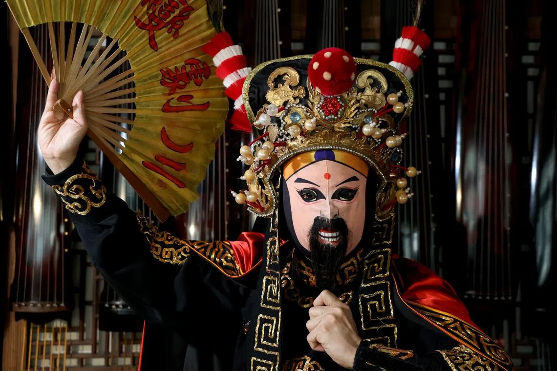 蒋保罗说变脸最难学的是身段。（梁麒麟摄）