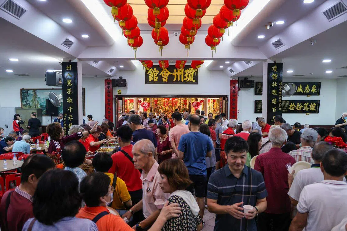 有超过300名海南人出席琼州天后宫的自助午餐会，场面热闹温馨。（白艳琳摄）