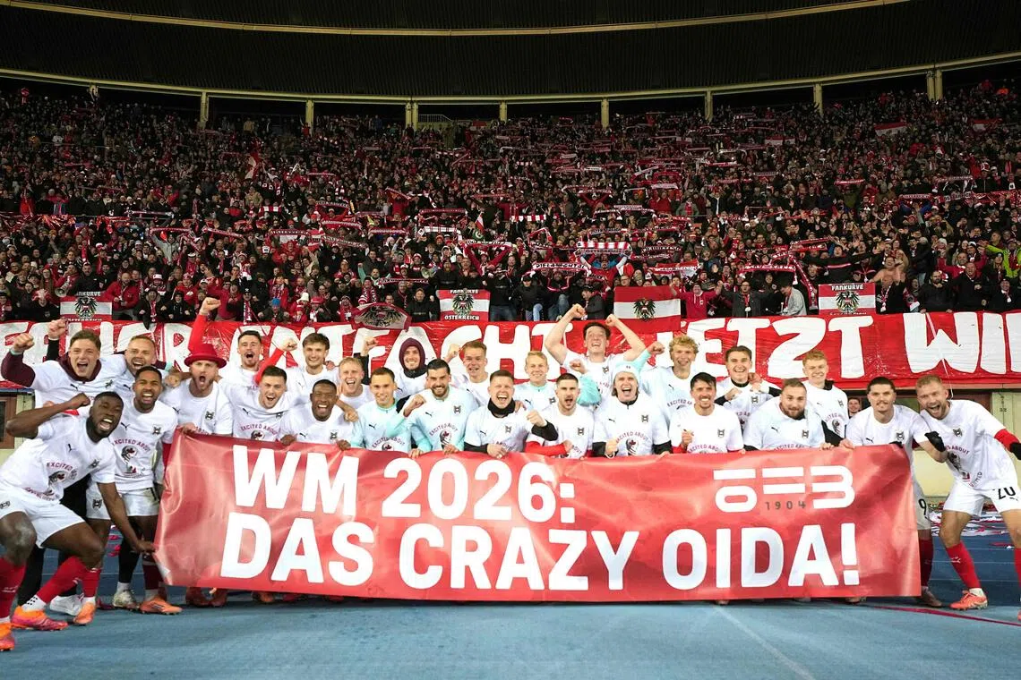 奥地利在晋级世界杯后，全队举起写着“2026年世界杯：太疯狂了伙计！”的横幅庆祝。“Das Crazy”是德国今年的年度青年流行语，奥地利的官方语言也是德语。（法新社）