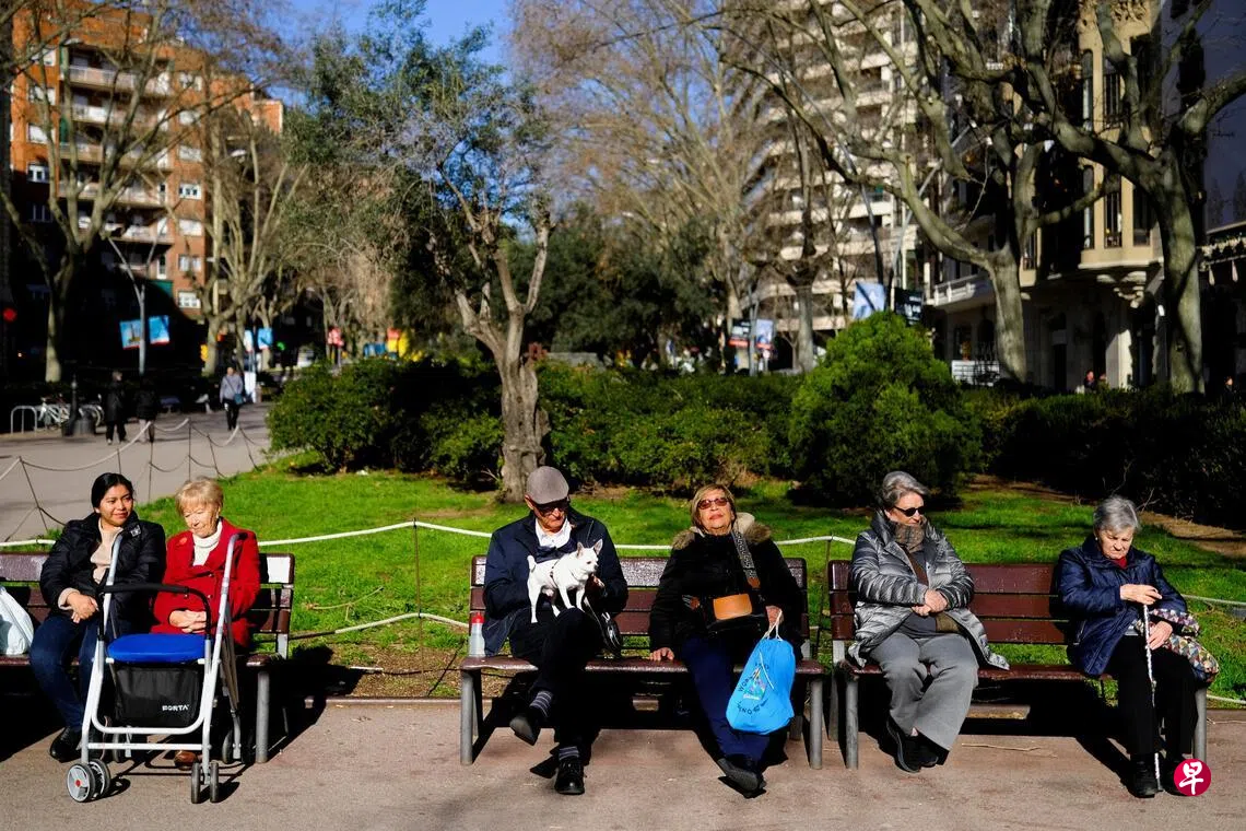 Image 16: 2月17日，西班牙巴塞罗那，几名年长者坐在长凳上。 （路透社）