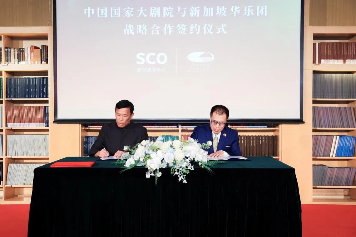 新加坡华乐团行政总监何伟山（左）与中国国家大剧院院长王宁签署战略合作备忘录。（新加坡华乐团提供）