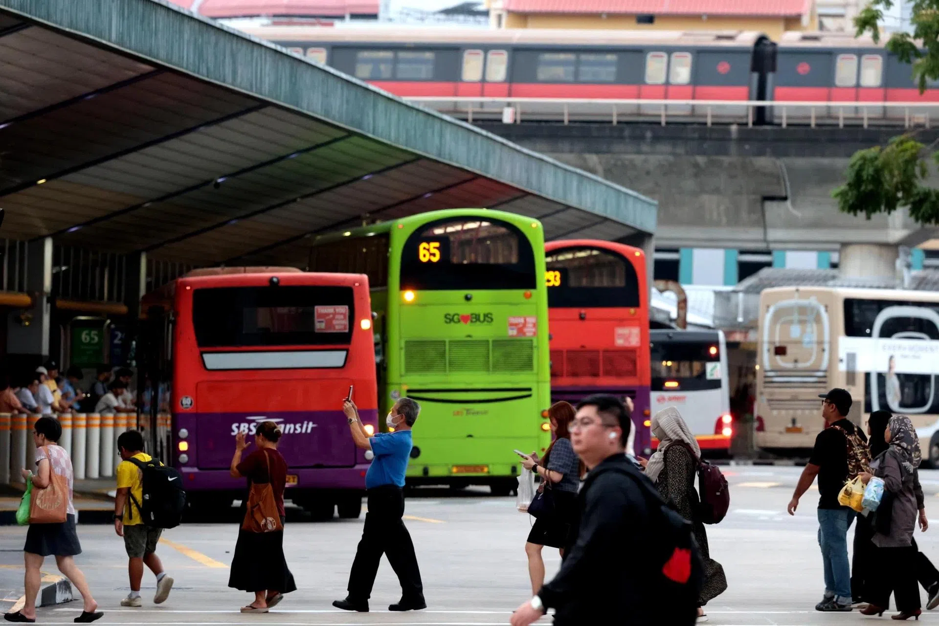 新加坡拥有完善的公共交通网络，拥车并非刚需。（联合早报）