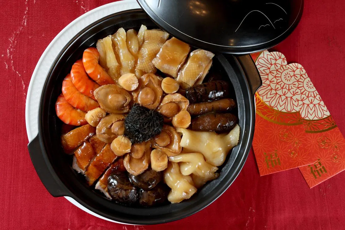 好市六头鲍鱼盆菜的食材丰富味道鲜美。（龙国雄摄）