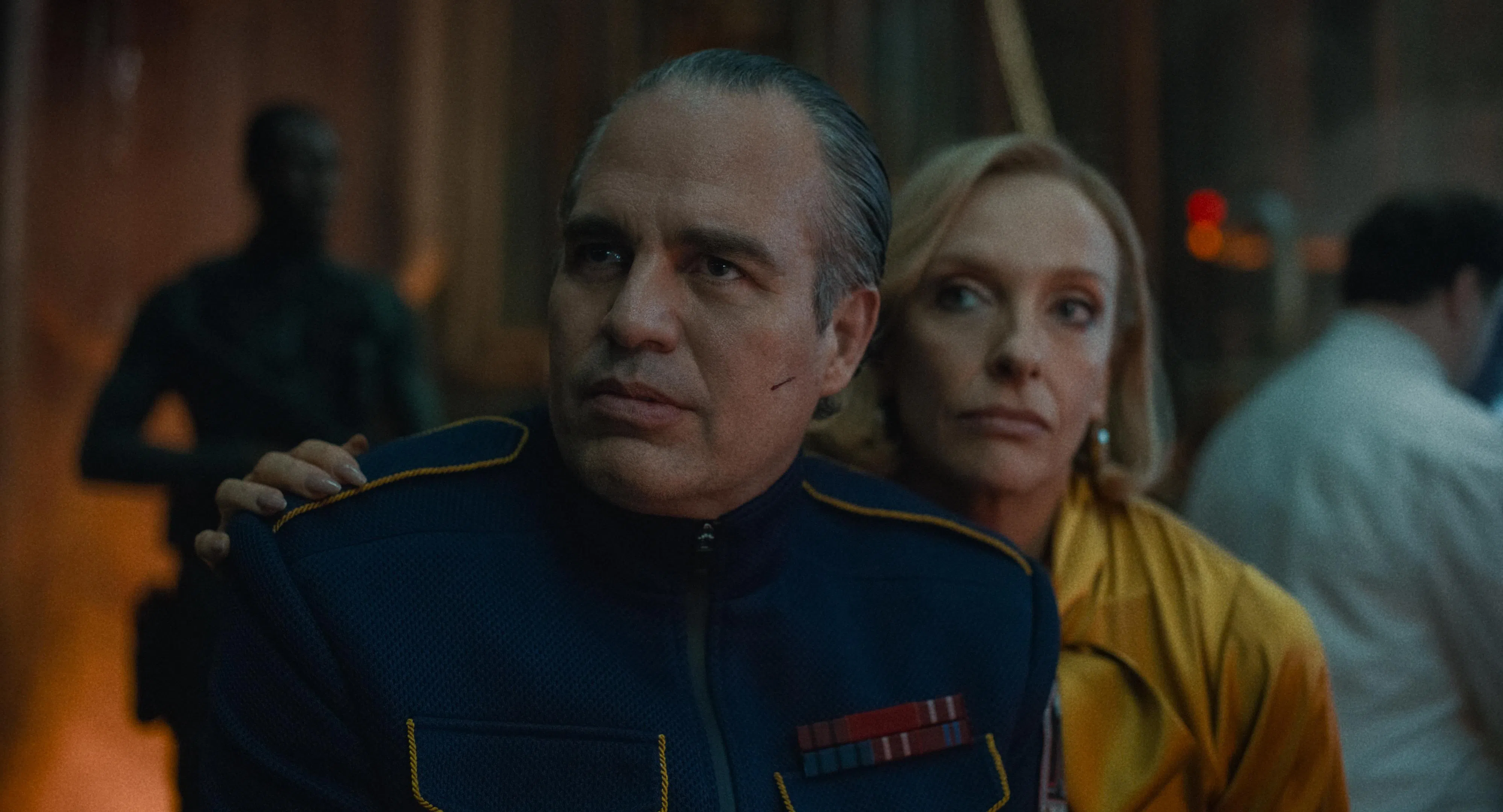 Mark Ruffalo（左）和Toni Collette的反派夫妻档，面目可憎。（华纳兄弟提供）