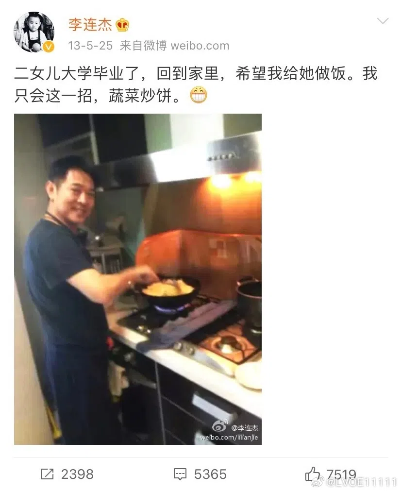 网民挖出他2013年发的微博，贴文附有他为二女儿下厨的照片。（取自微博）