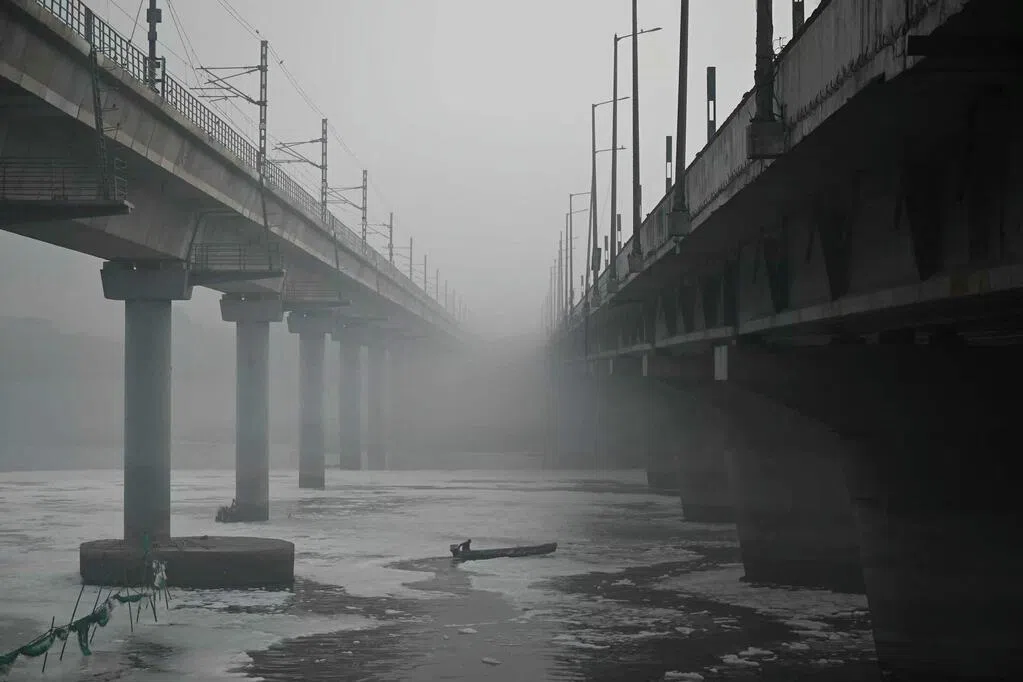 新德里污染严重 浓雾遮天河水冒泡