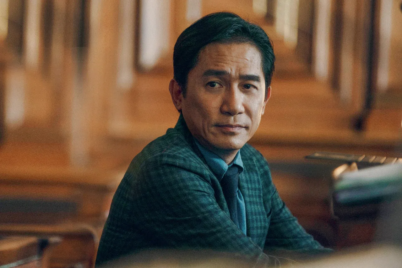 姿态从容，戏味十足，《猎狐行动》靠梁朝伟的个人魅力撑场。（邵氏机构提供）