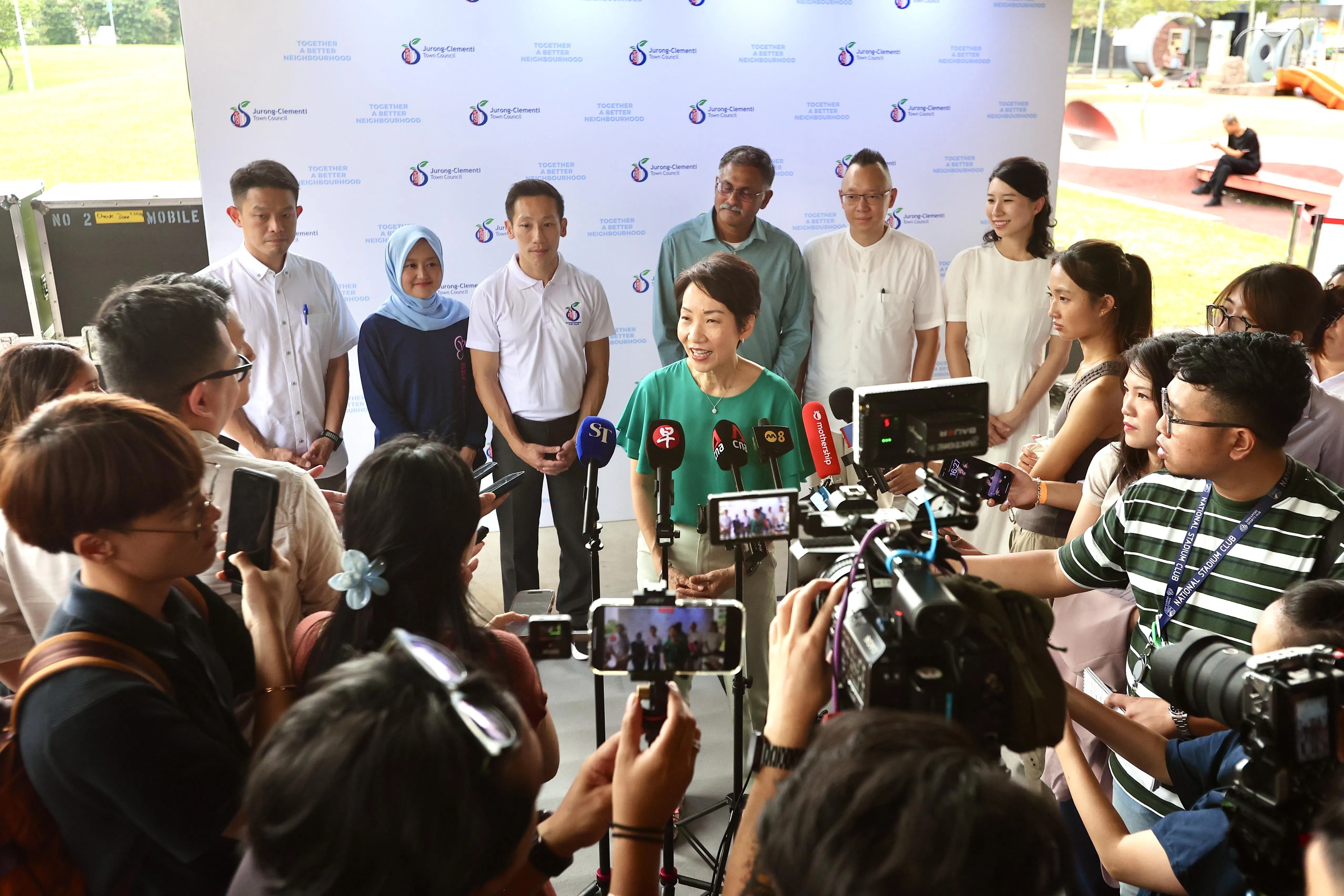 永续发展与环境部长傅海燕（绿上衣）出席裕廊—金文泰市镇会推介仪式后，接受媒体访问。（陈斌勤摄）