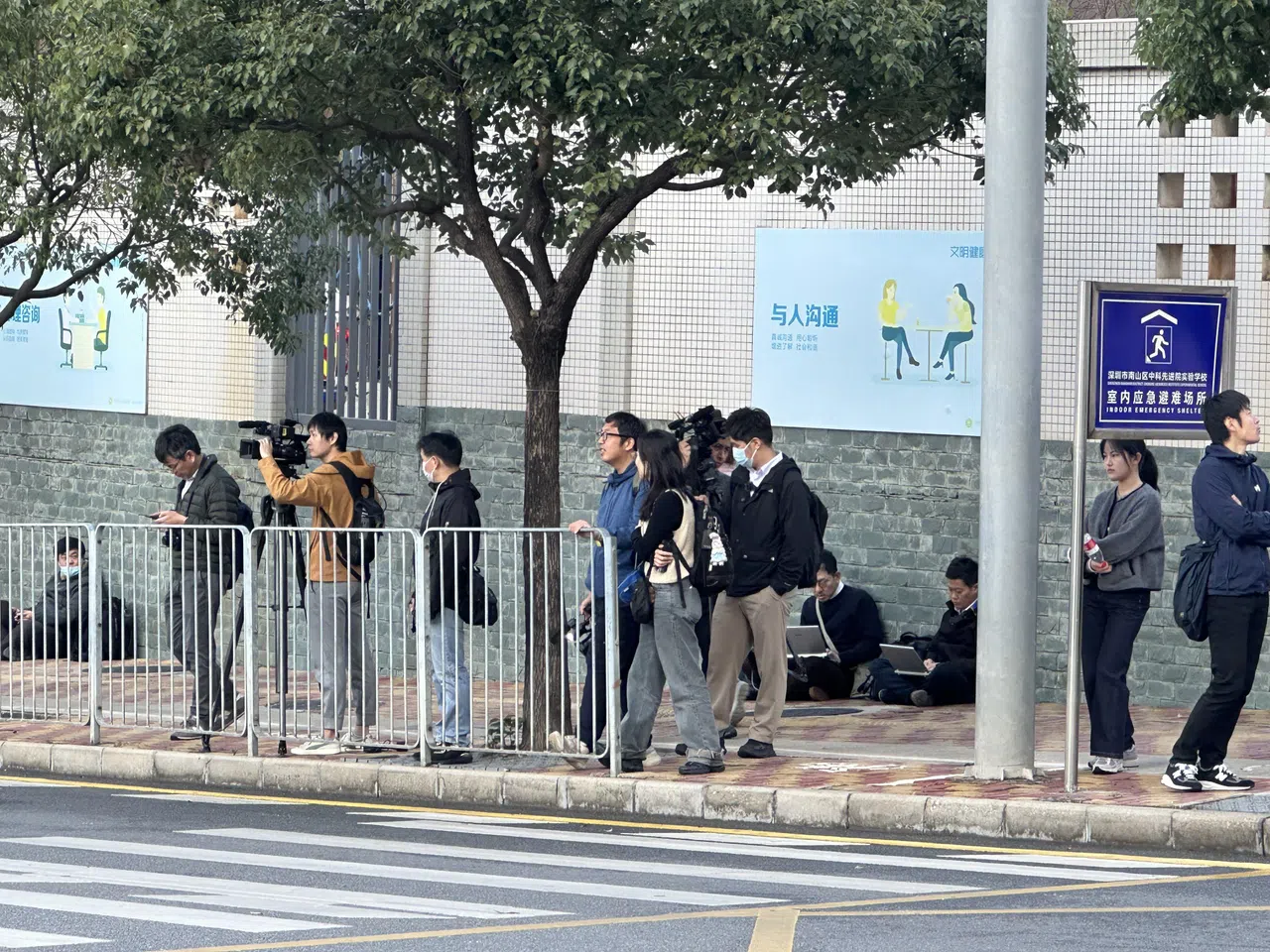 一些日本媒体记者在法院外驻守。（林煇智摄）